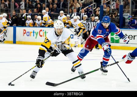 12 novembre 2019 : Bryan Rust (17 ans), l'aile droite des Penguins de Pittsburgh, manipule la rondelle pendant le match entre les Rangers de New York et les Penguins de Pittsburgh au Madison Square Garden à Manhattan. Les Rangers de New York battent les Penguins de Pittsburgh 3-2. Crédit obligatoire : Kostas Lymperopoulos/CSM (crédit image : &copy ; Kostas Lymperopoulos/CSM via ZUMA Wire) Banque D'Images