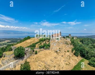Vue aérienne du château d'Allinges une ruine médiévale et un château avec bastions sur la colline au-dessus du lac Léman en France Banque D'Images