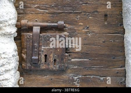 Ancienne porte en bois et serrure à Gordes, métal du sud de la France Banque D'Images