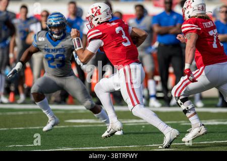 16 novembre 2019 : le quarterback Clayton Tune (3) des Cougars de Houston court pour un touchdown pendant le 1er quart-temps d'un match de football NCAA entre les Tigers de Memphis et les Cougars de Houston au stade TDECU de Houston, Texas. ..Trask Smith/CSM(image de crédit : &copy ; Trask Smith/CSM via ZUMA Wire) Banque D'Images