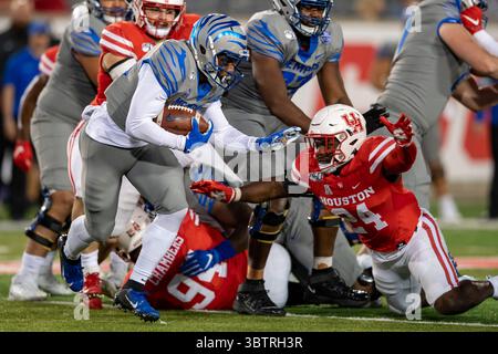 16 novembre 2019 : Rodrigues Clark (25 ans), membre des Tigers de Memphis, suit le tacle du linebacker Donavan Mutin (24 ans) des Cougars de Houston lors du match contre les Cougars de Houston au stade TDECU, à Houston au Texas. â©Maria Lysaker/CSM(image de crédit : &copy ; Maria Lysaker/CSM via ZUMA Wire) Banque D'Images