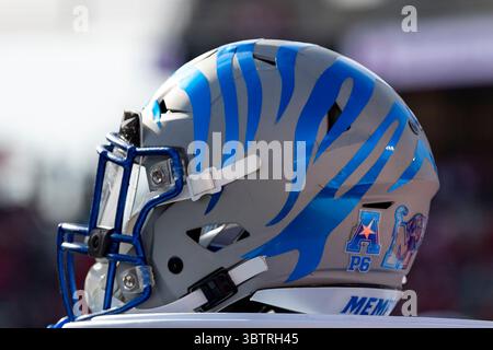 16 novembre 2019 : casque des Tigers de Memphis en marge du match contre les Cougars de Houston au stade TDECU, à Houston Texas. â©Maria Lysaker/CSM(image de crédit : &copy ; Maria Lysaker/CSM via ZUMA Wire) Banque D'Images