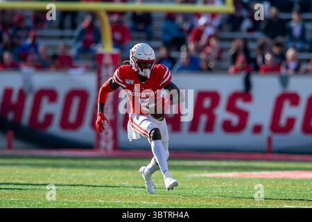 16 novembre 2019 : Marquez Stevenson (5), receveur des Cougars de Houston, reçoit une passe du quarterback des Cougars de Houston, Clayton Tune (3), qui n'a pas été photographié pendant le match contre les Tigers de Memphis au stade TDECU, à Houston au Texas. â©Maria Lysaker/CSM(image de crédit : &copy ; Maria Lysaker/CSM via ZUMA Wire) Banque D'Images