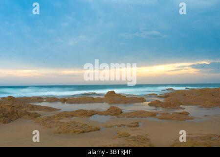 Plage sauvage et moins fréquentée de KZN South Cioast Durban près de Hibberdene et port shepstone Banque D'Images