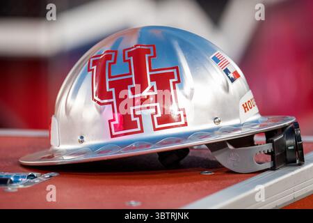 16 novembre 2019 : le casque Houston Cougars est assis sur la touche pendant le 4e quart-temps d'un match de football NCAA entre les Tigers de Memphis et les Cougars de Houston au stade TDECU à Houston, Texas. Memphis a gagné le match 45 à 27...Trask Smith/CSM(Credit image : &copy ; Trask Smith/CSM via ZUMA Wire) Banque D'Images