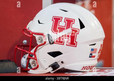 16 novembre 2019 : un casque blanc Houston Cougars est assis sur la ligne de touche pendant le 3ème quart-temps d'un match de football NCAA entre les Tigers de Memphis et les Cougars de Houston au stade TDECU à Houston, Texas. Memphis a gagné le match 45 à 27...Trask Smith/CSM(Credit image : &copy ; Trask Smith/CSM via ZUMA Wire) Banque D'Images
