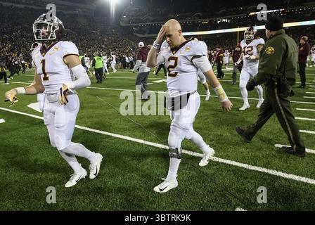 16 novembre 2019, Iowa City, IA, États-Unis : le quarterback du Minnesota Tanner Morgan (2) sort du terrain abattu après la défaite de son équipe 23-19 contre l'Iowa, gâchant le record parfait des Gophers, au Kinnick Stadium à Iowa City, Iowa, le samedi 16 novembre 2019. (Crédit image : © TNS via ZUMA Wire) Banque D'Images
