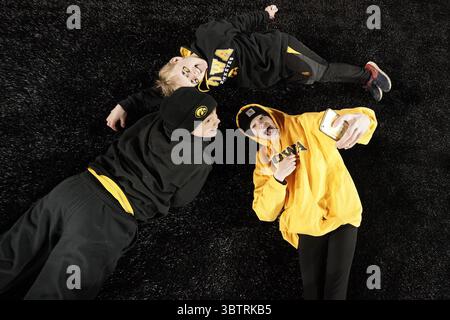 16 novembre 2019, Iowa City, IA, États-Unis : les joueurs et les fans de l'Iowa célèbrent la victoire des Floyd of Rosedale alors que les Hawkeyes ont battu le Minnesota, 23 à 19 ans, au Kinnick Stadium à Iowa City, Iowa, le samedi 16 novembre 2019. (Crédit image : © TNS via ZUMA Wire) Banque D'Images
