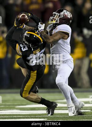 16 novembre 2019, Iowa City, IA, USA : le dos défensif de l'Iowa Riley Moss (33) intercepte une passe sur la quatrième descente destinée au récepteur du Minnesota Chris Autman-Bell, à droite, tard dans le quatrième quart-temps au Kinnick Stadium à Iowa City, Iowa, le samedi 16 novembre 2019. L'hôte Hawkeyes a gagné, 23-19. (Crédit image : © TNS via ZUMA Wire) Banque D'Images