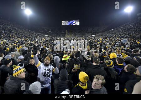 16 novembre 2019, Iowa City, IA, États-Unis : les fans de l'Iowa prennent d'assaut le terrain alors que l'hôte Hawkeyes bat le Minnesota, 23 à 19 ans, au Kinnick Stadium à Iowa City, Iowa, le samedi 16 novembre 2019. (Crédit image : © TNS via ZUMA Wire) Banque D'Images