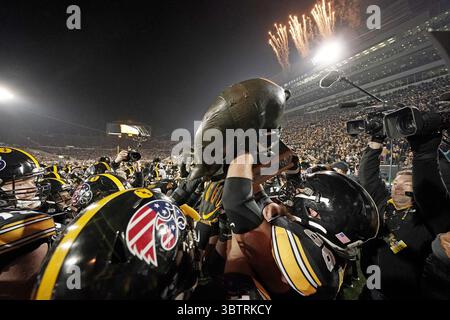 16 novembre 2019, Iowa City, IA, États-Unis : les joueurs et les fans de l'Iowa célèbrent leur victoire sur les Floyd of Rosedale alors que les Hawkeyes ont battu le Minnesota, 23 à 19 ans, au Kinnick Stadium à Iowa City, Iowa, le samedi 16 novembre 2019. L'hôte Hawkeyes a gagné, 23-19. (Crédit image : © TNS via ZUMA Wire) Banque D'Images