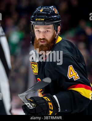 16 novembre 2019 : le défenseur des Canucks Jordie Benn (4 ans) joue avec la rondelle pendant le match de la LNH entre l'Avalanche du Colorado et les Canucks de Vancouver au Rogers Arena à Vancouver, Canada. Dom gagne/CSM(image de crédit : &copy ; Dom gagne/CSM via ZUMA Wire) Banque D'Images