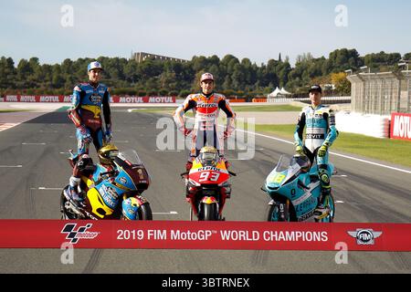 17 novembre 2019, Cheste, VALENCE, ESPAGNE : Alex Marquez, pilote de EG 0,0 Marc VDS d'Espagne, Marc Marquez, pilote de Repsol Honda Team d'Espagne, et Lorenzo Dalla Porta, coureur de Leopard Racing d'Italie, posent pour la photo du Champion du monde lors du Grand Prix de Valence du Championnat du monde MotoGP célébré sur le circuit Ricardo Tormo le 16 novembre 2019, à Cheste, Espagne. (Crédit image : © AFP7 via ZUMA Wire) Banque D'Images