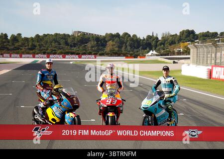 17 novembre 2019, Cheste, VALENCE, ESPAGNE : Alex Marquez, pilote de EG 0,0 Marc VDS d'Espagne, Marc Marquez, pilote de Repsol Honda Team d'Espagne, et Lorenzo Dalla Porta, coureur de Leopard Racing d'Italie, posent pour la photo du Champion du monde lors du Grand Prix de Valence du Championnat du monde MotoGP célébré sur le circuit Ricardo Tormo le 16 novembre 2019, à Cheste, Espagne. (Crédit image : © AFP7 via ZUMA Wire) Banque D'Images