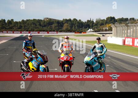 17 novembre 2019, Cheste, VALENCE, ESPAGNE : Alex Marquez, pilote de EG 0,0 Marc VDS d'Espagne, Marc Marquez, pilote de Repsol Honda Team d'Espagne, et Lorenzo Dalla Porta, coureur de Leopard Racing d'Italie, posent pour la photo du Champion du monde lors du Grand Prix de Valence du Championnat du monde MotoGP célébré sur le circuit Ricardo Tormo le 16 novembre 2019, à Cheste, Espagne. (Crédit image : © AFP7 via ZUMA Wire) Banque D'Images