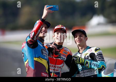 17 novembre 2019, Cheste, VALENCE, ESPAGNE : Alex Marquez, pilote de EG 0,0 Marc VDS d'Espagne, Marc Marquez, pilote de Repsol Honda Team d'Espagne, et Lorenzo Dalla Porta, coureur de Leopard Racing d'Italie, prennent un selfie lors de la photo Champion du monde lors du Grand Prix de Valence du Championnat du monde MotoGP célébré sur le circuit Ricardo Tormo le 16 novembre 2019, à Cheste, Espagne. (Crédit image : © AFP7 via ZUMA Wire) Banque D'Images