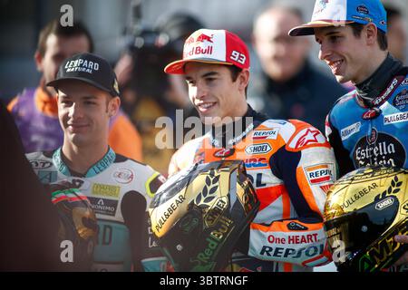 17 novembre 2019, Cheste, VALENCE, ESPAGNE : Lorenzo Dalla Porta, coureur de Leopard Racing d'Italie, Marc Marquez, pilote de Repsol Honda Team d'Espagne, et Alex Marquez, pilote de EG 0,0 Marc VDS d'Espagne, assistent à la photo du Champion du monde lors du Grand Prix de Valence du Championnat du monde MotoGP célébré sur le circuit Ricardo Tormo le 16 novembre 2019, à Cheste, Espagne. (Crédit image : © AFP7 via ZUMA Wire) Banque D'Images