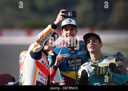 17 novembre 2019, Cheste, VALENCE, ESPAGNE : Marc Marquez, pilote de l'équipe Repsol Honda d'Espagne, Alex Marquez, pilote de EG 0,0 Marc VDS d'Espagne, et Lorenzo Dalla Porta, coureur de Leopard Racing d'Italie, prend un selfie assises lors de la photo de Champion du monde lors du Grand Prix de Valence du Championnat du monde MotoGP célébré sur le circuit Ricardo Tormo le 16 novembre 2019, à Cheste, Espagne. (Crédit image : © AFP7 via ZUMA Wire) Banque D'Images