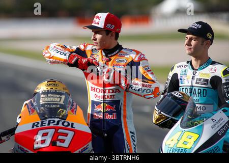 17 novembre 2019, Cheste, VALENCE, ESPAGNE : Marc Marquez, pilote de Repsol Honda Team d'Espagne, et Lorenzo Dalla Porta, coureur de Leopard Racing d'Italie, regarde les participants lors de la photo du Champion du monde lors du Grand Prix de Valence du Championnat du monde MotoGP célébré sur le circuit Ricardo Tormo le 16 novembre 2019, à Cheste, en Espagne. (Crédit image : © AFP7 via ZUMA Wire) Banque D'Images