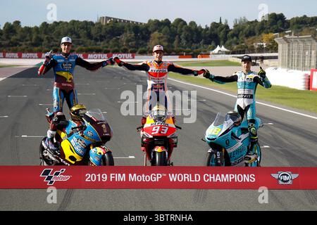 17 novembre 2019, Cheste, VALENCE, ESPAGNE : Alex Marquez, pilote de EG 0,0 Marc VDS d'Espagne, Marc Marquez, pilote de Repsol Honda Team d'Espagne, et Lorenzo Dalla Porta, coureur de Leopard Racing d'Italie, posent pour la photo du Champion du monde lors du Grand Prix de Valence du Championnat du monde MotoGP célébré sur le circuit Ricardo Tormo le 16 novembre 2019, à Cheste, Espagne. (Crédit image : © AFP7 via ZUMA Wire) Banque D'Images