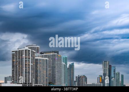 Les impressionnants développements immobiliers résidentiels du centre-ville de Miami, mettant en valeur un paysage urbain moderne contre un ciel spectaculaire. Banque D'Images