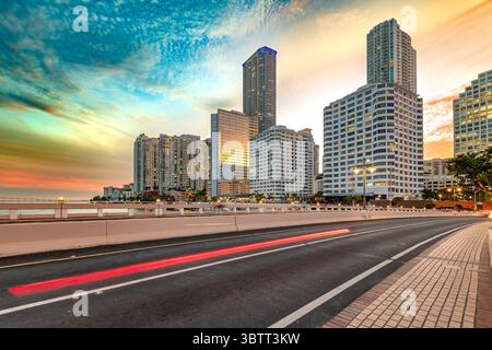 La ligne d'horizon dynamique de Brickell, Downtown Miami, Floride, s'enflamme de lumières sur un ciel de coucher de soleil spectaculaire. Banque D'Images