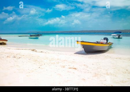 Des cayes sablonneuses de l'île de San Andres, en Colombie, avec des eaux turquoises vibrantes et des bateaux reposant sur des rivages immaculés. Banque D'Images