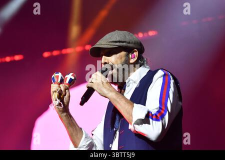 Le chanteur Juan Luis Guerra se produit lors du concert au Movistar Arena de Madrid, le 15 juillet 2025, Espagne Banque D'Images