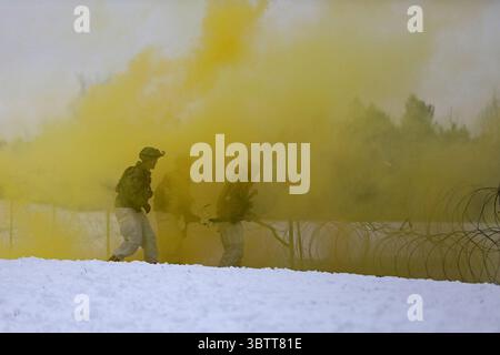 14 novembre 2019 - Fort Drum, New York, États-Unis - des soldats affectés au 41st Engineer Battalion, 2nd Brigade combat Team, 10th Mountain Division, lancent une charge de brasier tout en franchissant un obstacle de fil de fer lors d'un exercice d'entraînement au tir réel de peloton, le 14 novembre, à Fort Drum, New York. Au cours du scénario, les soldats affectés au 2e bataillon du 87e régiment d'infanterie engagent des cibles simulant les forces ennemies avec un tir direct, tandis que les pompiers de montagne franchissent un obstacle métallique entre le peloton d'infanterie et son objectif. Les soldats de la brigade Commando ont passé des mois à progresser à partir d'individus Banque D'Images