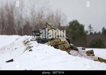 14 novembre 2019 - Fort Drum, New York, États-Unis - des soldats du 2e bataillon, 87e régiment d'infanterie, de l'équipe de combat de la 2e brigade, de la 10e division de montagne, fournissent un appui par le feu lors d'un exercice d'entraînement au tir réel de peloton, le 14 novembre, à Fort Drum, New York. Au cours du scénario, les soldats de Catamount engagent des cibles simulant les forces ennemies avec un tir direct, tandis que les Mountain Sappers avec le 41e Bataillon du génie franchissent un obstacle métallique entre le peloton et son objectif. Les soldats de la brigade Commando ont passé des mois à passer de tâches individuelles à des tâches individuelles par le biais de l'Expert Infantryman badge Testin Banque D'Images