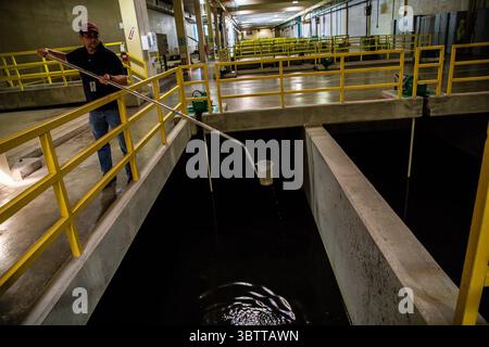 26 septembre 2019, Cleveland, OH, États-Unis : Brian Thompson, directeur adjoint de l'usine, prélève un échantillon d'eau dans une section de l'usine de traitement des eaux Morgan à Cleveland le 26 septembre 2019. (Crédit image : © TNS via ZUMA Wire) Banque D'Images