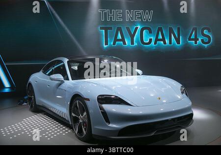20 novembre 2019, Los Angeles, Californie, États-Unis : la Porsche Taycan 4S est dévoilée à Automobility L.A. au Los Angeles Convention Center. (Crédit image : © Prensa Internacional via ZUMA Wire) Banque D'Images