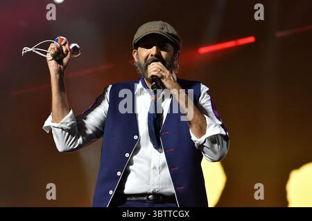 Madrid, Espagne. 15 juillet 2025. Le chanteur Juan Luis Guerra se produit lors du concert au Movistar Arena de Madrid, le 15 juillet 2025, Espagne (photo d'Oscar Gonzalez/Sipa USA) crédit : Sipa USA/Alamy Live News Banque D'Images