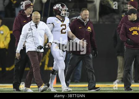 16 novembre 2019, Iowa City, Iowa, États-Unis : l'entraîneur-chef du Minnesota P.J. Fleck et le quarterback Tanner Morgan (2) quittent le terrain après que Morgan ait subi une blessure lors de la finale du match contre l'Iowa au Kinnick Stadium à Iowa City, Iowa, le 16 novembre 2019. (Crédit image : © TNS via ZUMA Wire) Banque D'Images