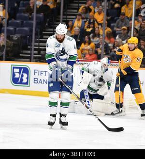 21 novembre 2019 : le défenseur des Canucks de Vancouver Jordie Benn (4) bloque la rondelle contre les Predators de Nashville lors de la troisième période entre les Canucks de Vancouver et les Predators de Nashville au Bridgestone Arena à Nashville Tennessee. (Crédit photo obligatoire : Steve Roberts/CSM)(crédit image : &copy ; Steve Roberts/Cal Sport Media/CSM via ZUMA Wire) Banque D'Images