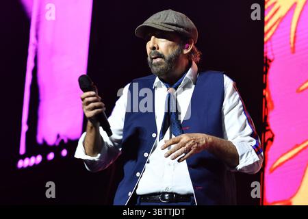 Madrid, Espagne. 15 juillet 2025. Le chanteur Juan Luis Guerra se produit pendant le concert à la Movistar Arena. Crédit : SOPA images Limited/Alamy Live News Banque D'Images