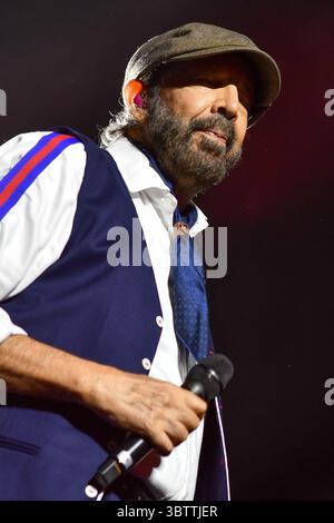 Madrid, Espagne. 15 juillet 2025. Le chanteur Juan Luis Guerra se produit pendant le concert à la Movistar Arena. Crédit : SOPA images Limited/Alamy Live News Banque D'Images