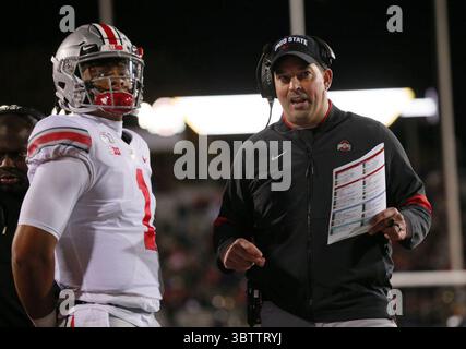 22 novembre 2019, États-Unis : Ryan Day, entraîneur-chef de l'Ohio State, s'entretient avec le quarterback Justin Fields dans une image de fichier. Les Buckeyes de Day rencontrent Penn State le 23 novembre 2019. (Crédit image : © TNS via ZUMA Wire) Banque D'Images