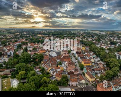 Vue aérienne d'Erding, centre-ville médiéval en Bavière Allemagne, ciel coloré de coucher de soleil Banque D'Images