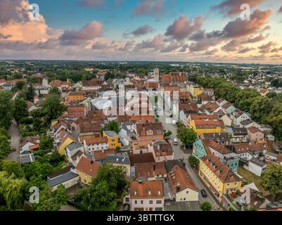 Vue aérienne d'Erding, centre-ville médiéval en Bavière Allemagne, ciel coloré de coucher de soleil Banque D'Images