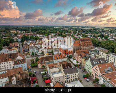 Vue aérienne d'Erding, centre-ville médiéval en Bavière Allemagne, ciel coloré de coucher de soleil Banque D'Images