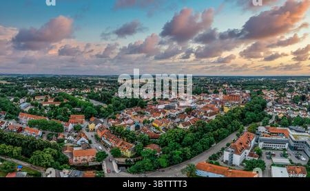Vue aérienne d'Erding, centre-ville médiéval en Bavière Allemagne, ciel coloré de coucher de soleil Banque D'Images