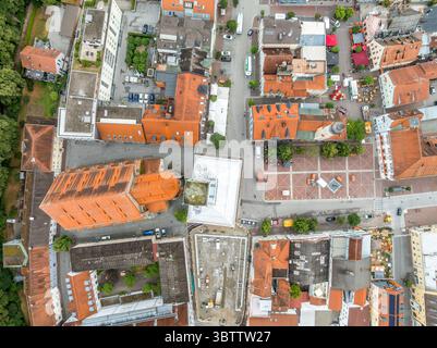Vue aérienne du centre-ville médiéval du marché avec église gothique à Erding en Allemagne Banque D'Images