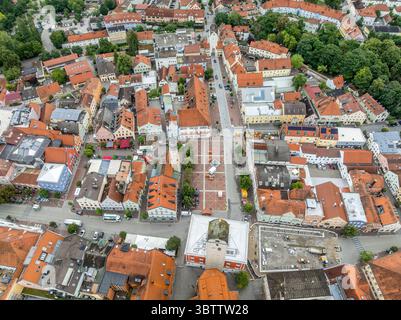 Vue aérienne d'Erding, centre-ville médiéval en Bavière Allemagne, maisons traditionnelles sur la rue principale, paroisse gothique Banque D'Images