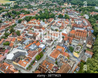 Vue aérienne d'Erding, centre-ville médiéval en Bavière Allemagne, maisons traditionnelles sur la rue principale, paroisse gothique Banque D'Images