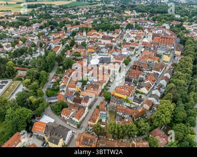 Vue aérienne d'Erding, centre-ville médiéval en Bavière Allemagne, maisons traditionnelles sur la rue principale, paroisse gothique Banque D'Images