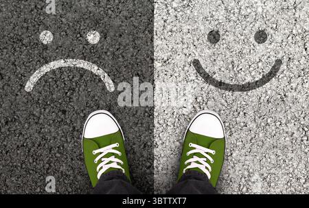 Sourire dessiné sur route asphaltée, avantages et inconvénients Banque D'Images