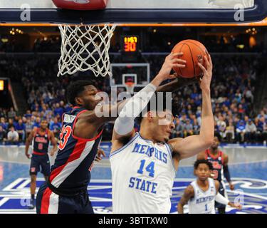 23 novembre 2019 : L'attaquant de Memphis, Isaiah Maurice (14 ans) et l'attaquant d'Ole' Miss, Sammy Hunter (23 ans), travaillent pour le contrôle du ballon pendant le match de basket-ball de la NCAA entre les Ole' Miss Rebels et les Tigers de Memphis au FedEx Forum de Memphis, Tennessee. Kevin Langley/Sports South Media/CSM(image de crédit : &copy ; Kevin Langley/CSM via ZUMA Wire) Banque D'Images