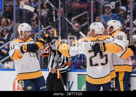 23 nov. 2019 : Austin Watson, des États-Unis (51), Mathieu Olivier, des États-Unis, et 25 Colton Sissons, du Canada (10) célèbrent un but lors d'un match de la Ligue nationale de hockey entre les Predators de Nashville et les Louis Blues, tenu à l'Enterprise Center de Louis City, MO Richard Ulreich/CSM (crédit image : &copy ; Richard Ulreich/CSM via ZUMA Wire) Banque D'Images