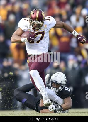 23 novembre 2019, Evanston, il, États-Unis : Seth Green (17), receveur des Gophers du Minnesota, a couru la balle pour une première descente alors que le back défensif JR Pace (13) des Wildcats du Nord-Ouest a fait le tacle au quatrième quart-temps. Les Gophers du Minnesota ont affronté les Northwestern Wildcats le samedi 23 novembre 2019 au Ryan Field à Evanston, Ill. (crédit image : © TNS via ZUMA Wire) Banque D'Images